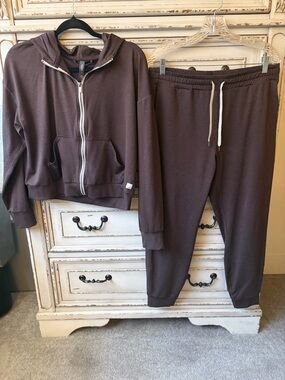 Vuori Brown Zip Hoodie & Joggers Set